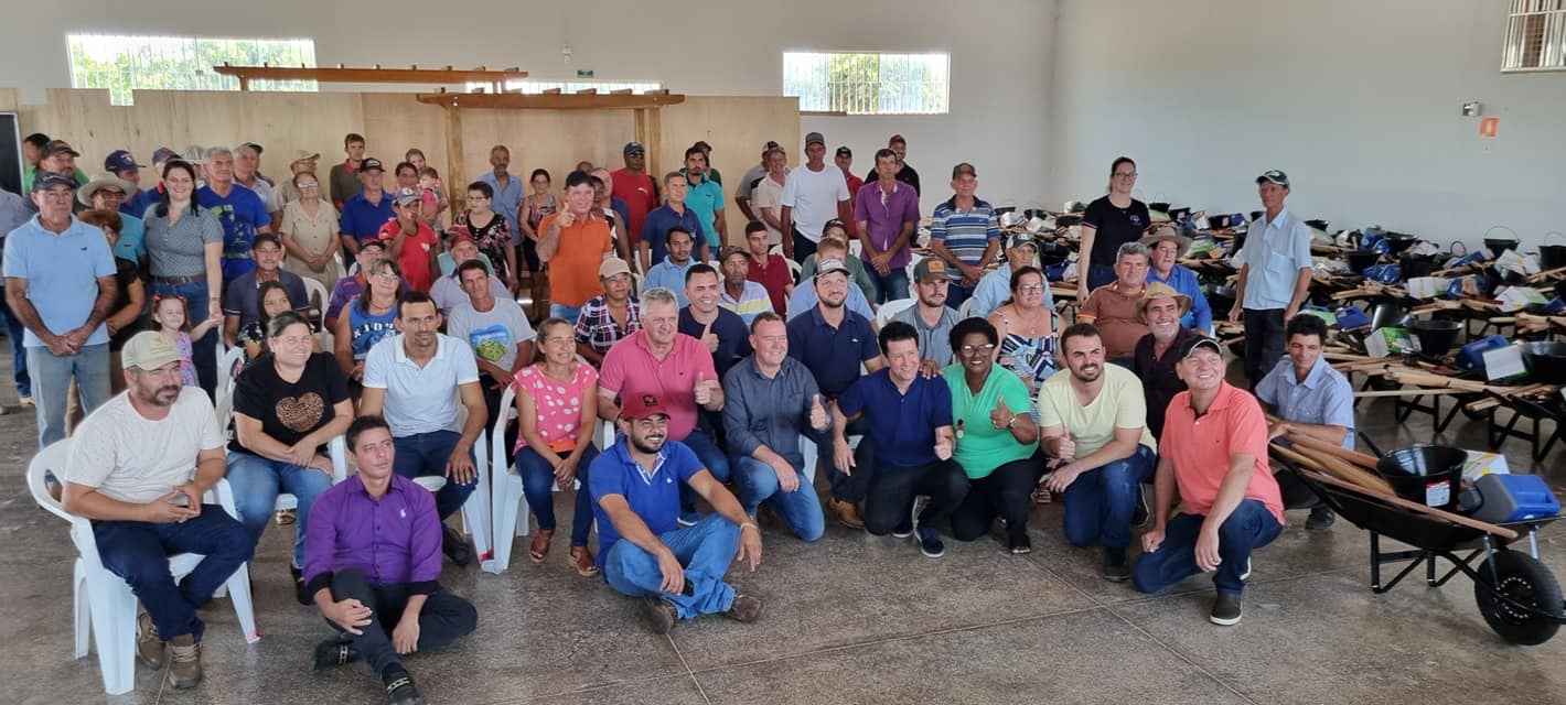 Vereadores Cleyton Zanata, Hézio, Demoka e Marcelo participaram da entrega de kits de ferramentas viabilizado pelo Deputado Dilmar Dal'Bosco