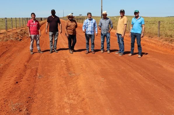 Vereadores de Nova Santa Helena fazem vistoria nas obras de cascalhamento e melhorias da Estrada Rio do Fogo em Nova Santa Helena